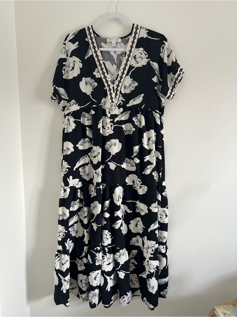 She + Sky Black and White Floral V-Neck Tiered Midi Dress